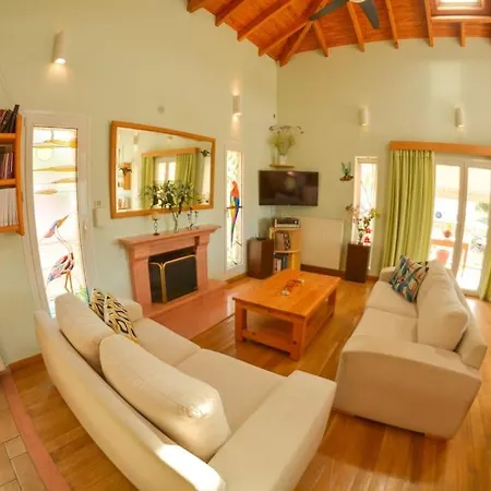 Artemis House * Agios Georgios Pagon